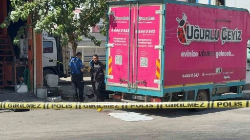 Geri manevra yapan kamyonetin altında kalan &ccedil;ocuk hayatını kaybetti