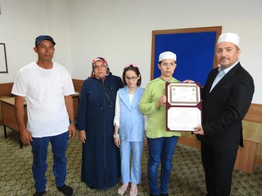 Görme engelli depremzede genç 15 ayda hafız oldu