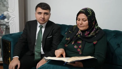 G&ouml;rme engelli hafızın Kur'an-ı Kerim sevgisi