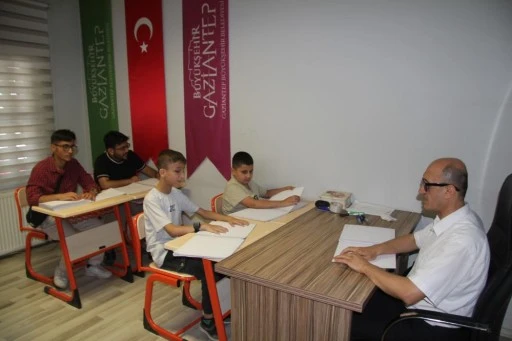 G&ouml;rme engelliler, Kur'an-ı Kerim'i parmaklarının ucuyla &ouml;ğreniyor