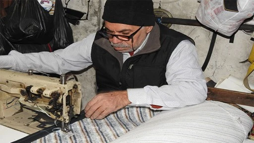 Göz rahatsızlığı nedeniyle başladığı mesleğini severek yapıyor
