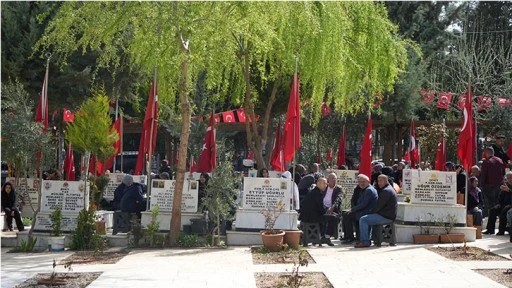 günü Gaziantep'teki mezarlıklar ve şehitliklerde yoğunluk