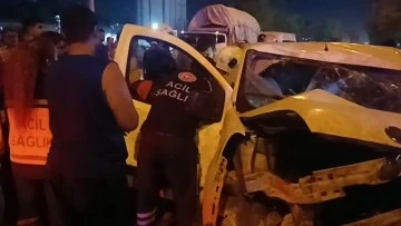 Hafif ticari araç ile işçi servisi çarpıştı: 2 ağır yaralı