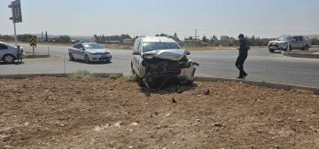 Hafif ticari araç ile otomobil kavşakta çarpıştı: 2 yaralı