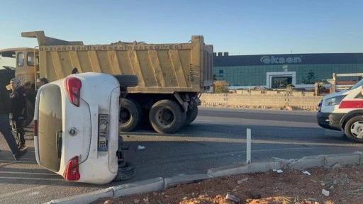 Hafriyat kamyonu ile &ccedil;arpışan otomobil yan yattı: 1 yaralı