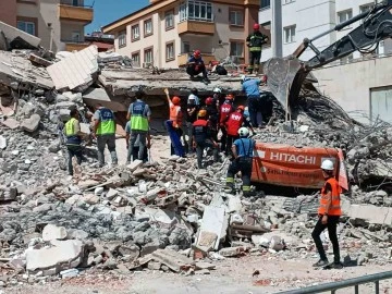 Hasarlı bina kepçe operatörünün üzerine yıkıldı