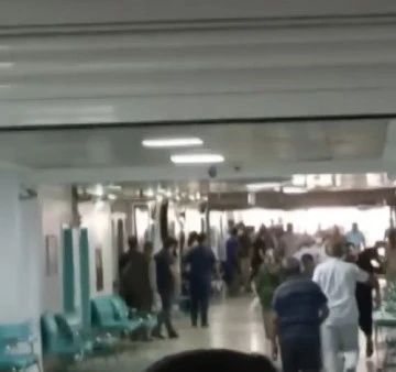 Hastanedeki silahlı kavga sırasında yaşanan panik cep telefonu kamerasında