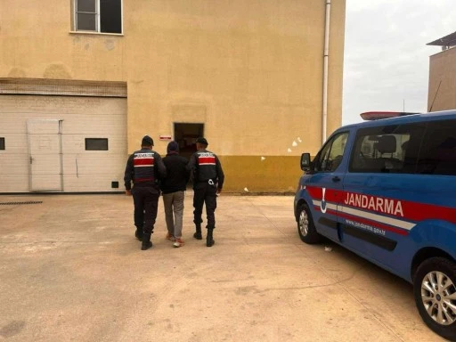 Hırsızlık su&ccedil;undan 25 yıl kesinleşmiş cezayla aranan şahsı jandarma yakaladı