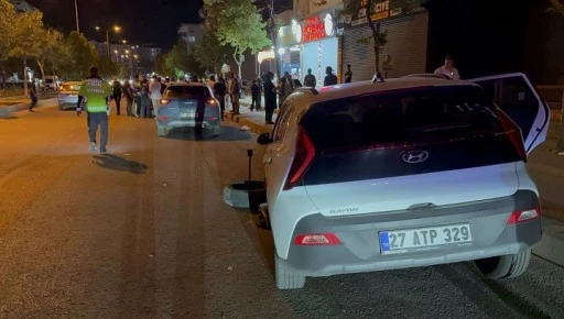 Hızla gelen araç, otomobil ve motosiklete çarptı