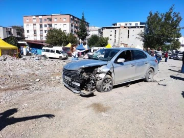 İki otomobil kavşakta çarpıştı, 1 sürücü yaralandı