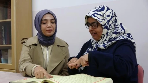 İşitme engelli kadın Kur'an-ı Kerim'i bir ayda &ouml;ğrendi