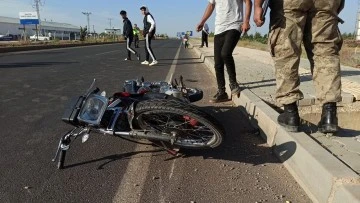 İslahiye’de aracın sıkıştırdığı motor devrildi: 2 yaralı
