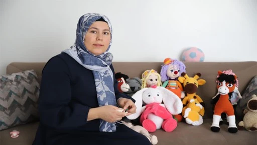 İşlediği oyuncaklarla 6 &ccedil;ocuğuna bakıyor
