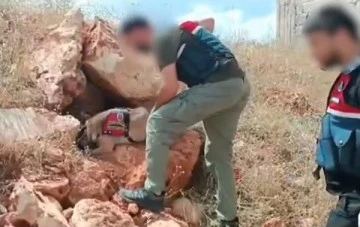Jandarma boş araziye saklanmış 1 kilo eroini ele geçirdi
