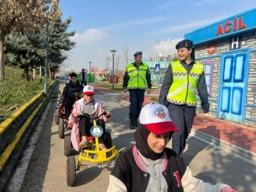 Jandarma'dan öğrencilere temel trafik eğitimi