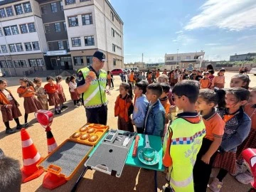 Jandarmadan 485 öğrenciye uygulamalı trafik eğitimi