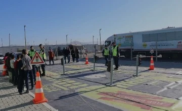 Jandarmadan mobil eğitim aracı ile öğrenci ve vatandaşlara trafik eğitimi