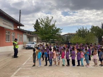 JANDARMADAN ÖĞRENCİLERE GÜVENLİ TRAFİK EĞİTİMİ 