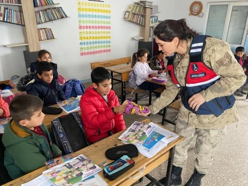 JANDARMADAN ÖĞRENCİLERE OKUL GÜVENLİĞİ EĞİTİMİ