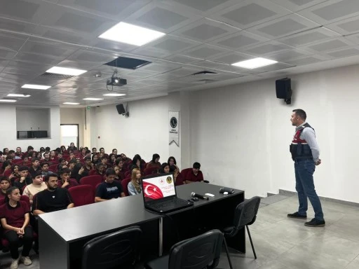 Jandarmadan &ouml;ğrencilere siber g&uuml;venlik eğitimi