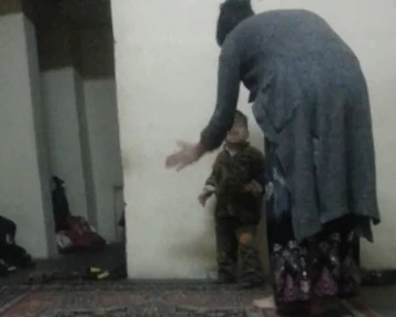 Kadın, eşinin gözü önünde çocuklarını darp etti