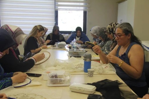 Kadınlar tel kırma sanatıyla aile ekonomisine katkı sağlıyor