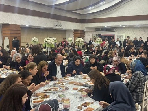 Kadınların Sesi Y&uuml;kseldik&ccedil;e Demokrasi B&uuml;y&uuml;r