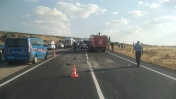 Kamyona çarpan otomobil hurdaya döndü: 1 ölü, 7 yaralı