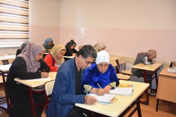 Karı-koca Şahinbey tesislerinde beraber okuma yazma öğreniyor