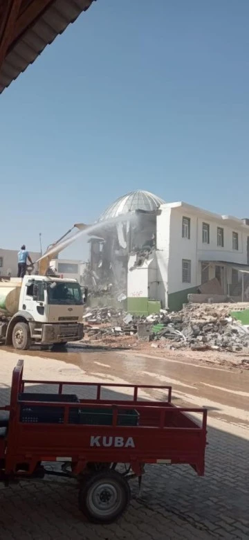  Karkamış’ta ağır hasar alan cami yıkıldı