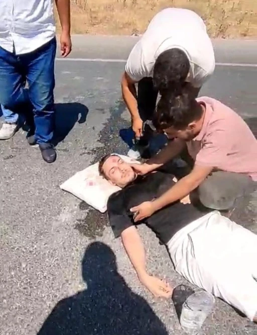 Kasko i&ccedil;in Tesla aracın fotoğrafını &ccedil;ekerken tır &ccedil;arptı: 1 yaralı