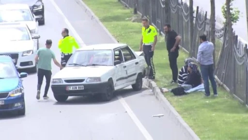 Kaza yapan otomobili polisler iterek yol kenarına çekti