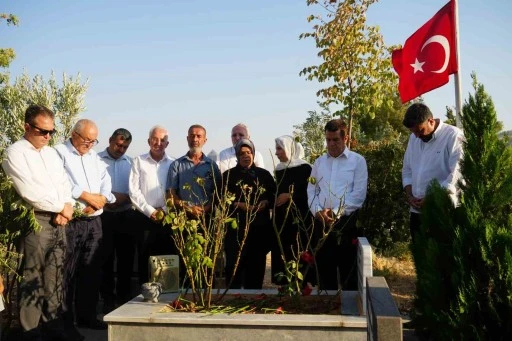 Kazada hayatını kaybeden İHA muhabiri Umut Yakup Tanrı&ouml;ver, mezarı başında anıldı