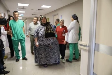 Kilolarından dolayı yürümekte zorlanan kadın sağlıklı yaşama ilk adımı attı