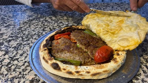 Kiremitte pişen lavaş kebabı damak &ccedil;atlatıyor