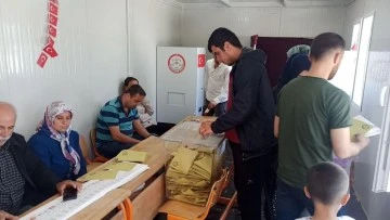 Konteynerde oy kullandı