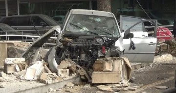 Kontrolden çıkan araç bahçe duvarını yıktı: 4 yaralı