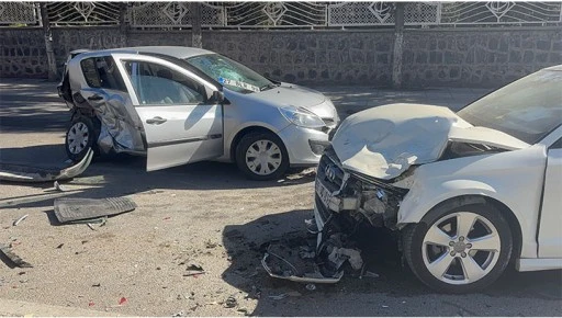 Kontrolden &ccedil;ıkan otomobil karşı şeride u&ccedil;arak iki otomobile &ccedil;arptı: 4 yaralı