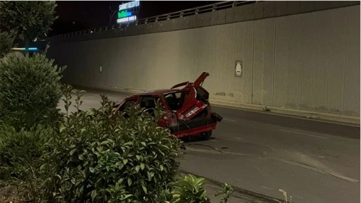 Kontrolden çıkan otomobil orta refüje çarptı: 1 ölü, 4 yaralı
