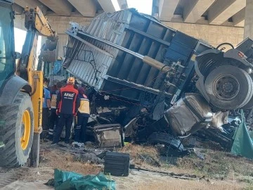 Kontrolden çıkan tır köprüden uçtu: 2 ölü