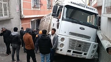  Kum yüklü kamyon evin içine girdi