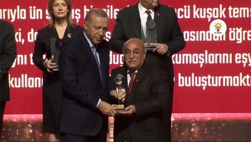 Kutnucu Abdulkadir Mekki Cumhurbaşkanı Recep Tayyip Erdoğan’ın elinden ödül aldı