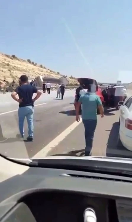 Mermer y&uuml;kl&uuml; kamyon devrildi, s&uuml;r&uuml;c&uuml;n&uuml;n 7 yaşındaki oğlu hayatını kaybetti