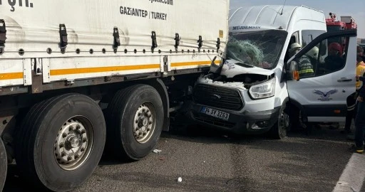 minib&uuml;s tıra arkadan &ccedil;arptı: 5 yaralı