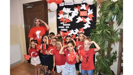 Minik &ouml;ğrenciler 30 Ağustos Zafer Bayramı'nı coşkuyla kutladı