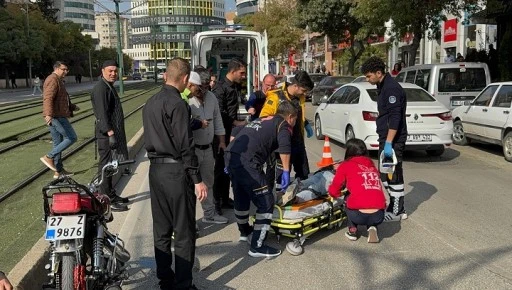 Motosiklet ile hafif ticari araç çarpıştı: 1 yaralı