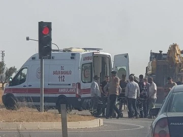 Motosiklet, kırmızı ışıkta bekleyen otomobile çarptı: 1 yaralı
