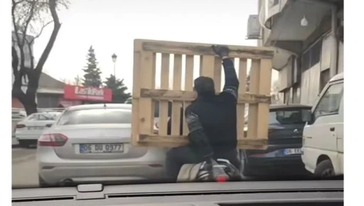 Motosiklet &uuml;zerinde palet taşıdı
