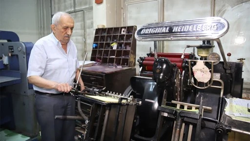 M&uuml;rekkep kokusu ve baskı makineleri arasında ge&ccedil;en bir &ouml;m&uuml;r