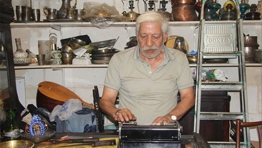 M&uuml;ze gibi iş yerinde 40 yıldır biriktirdiği antikaları sergiliyor